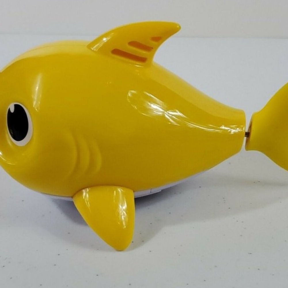 Zuru Robo Alive Baby Shark Water Activated Sing & Swim Bath Toy
